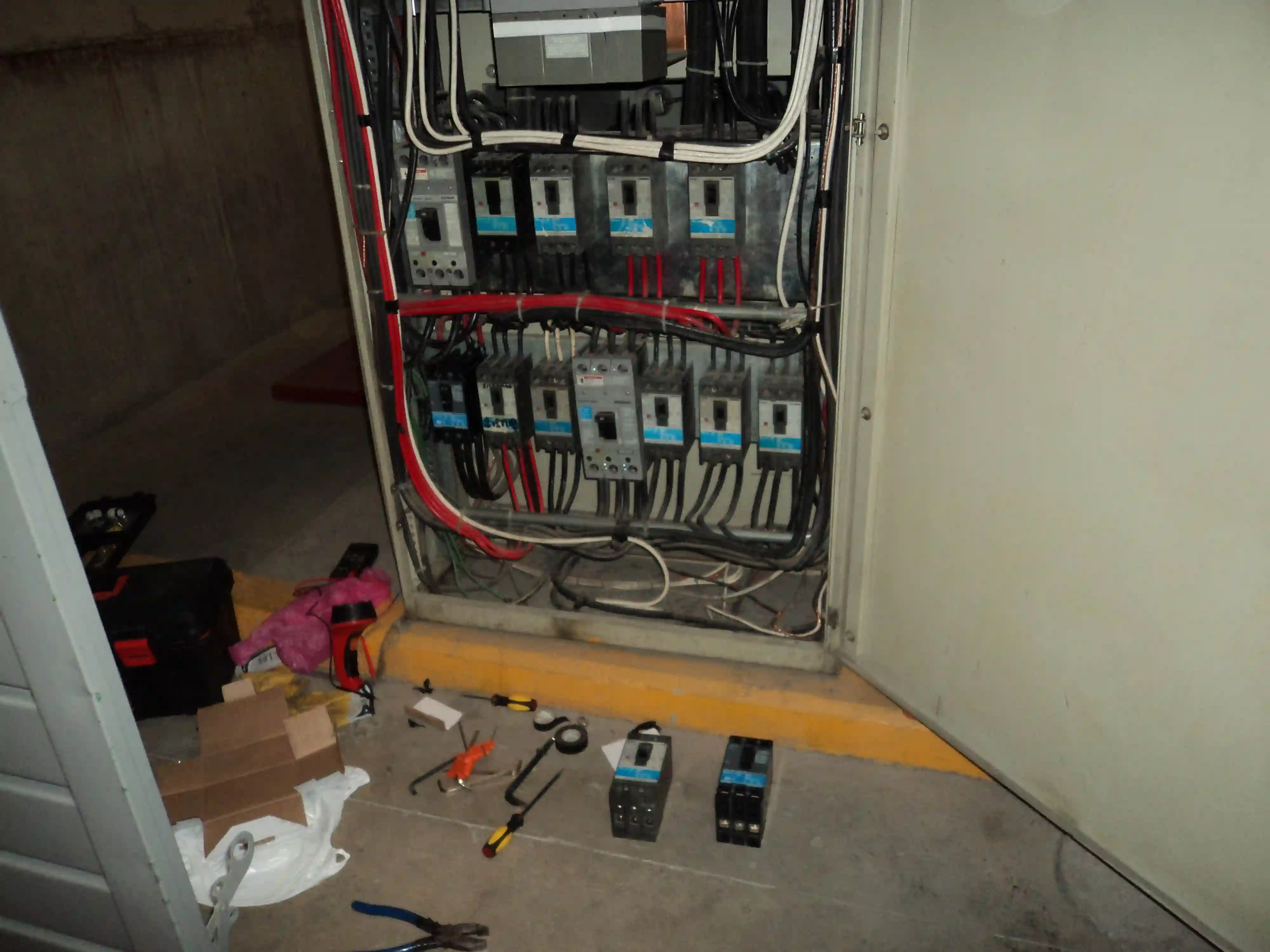 Electricista haciendo mantenimiento eléctrico