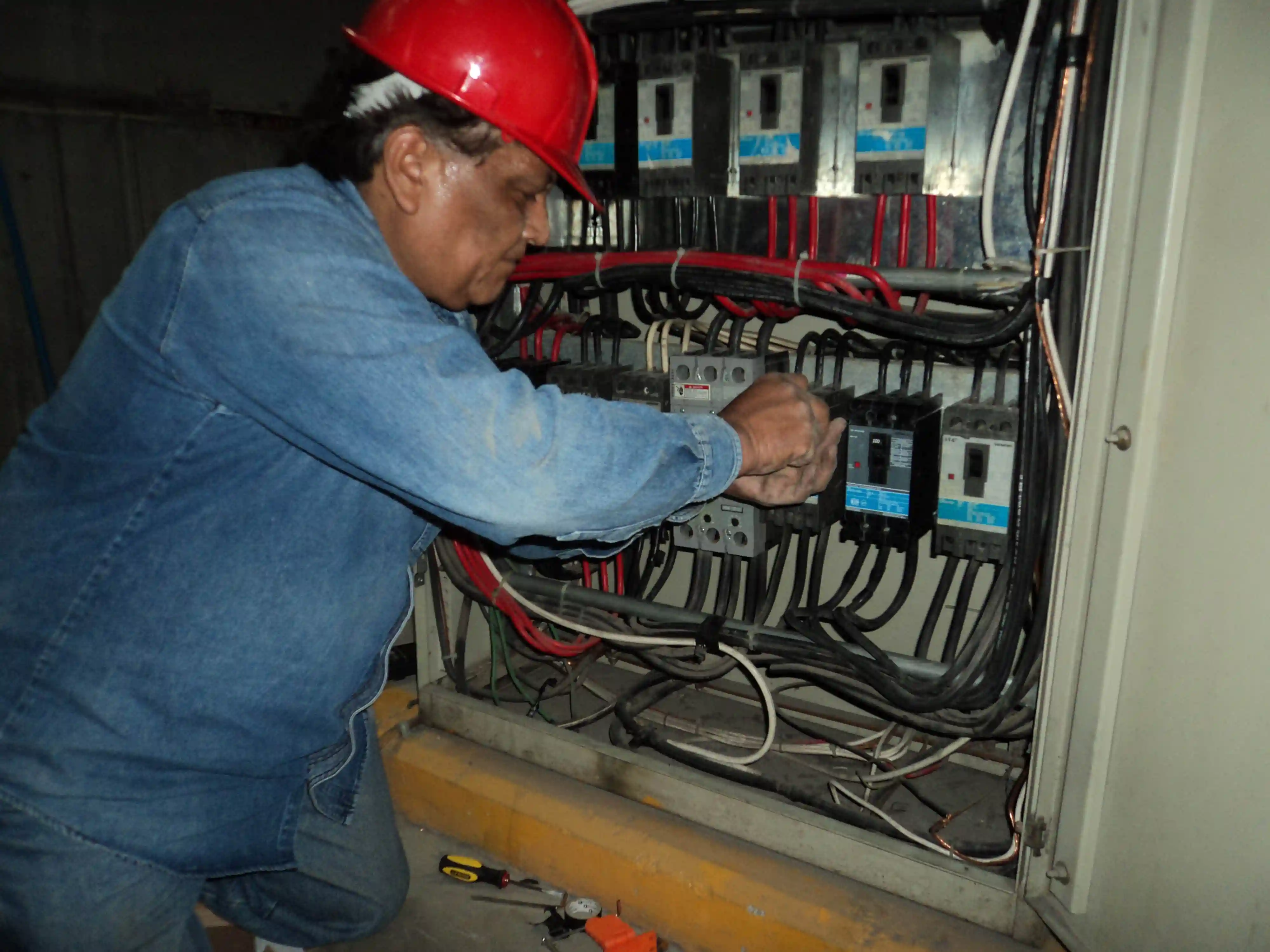 Electricista reparando Tablero eléctrico